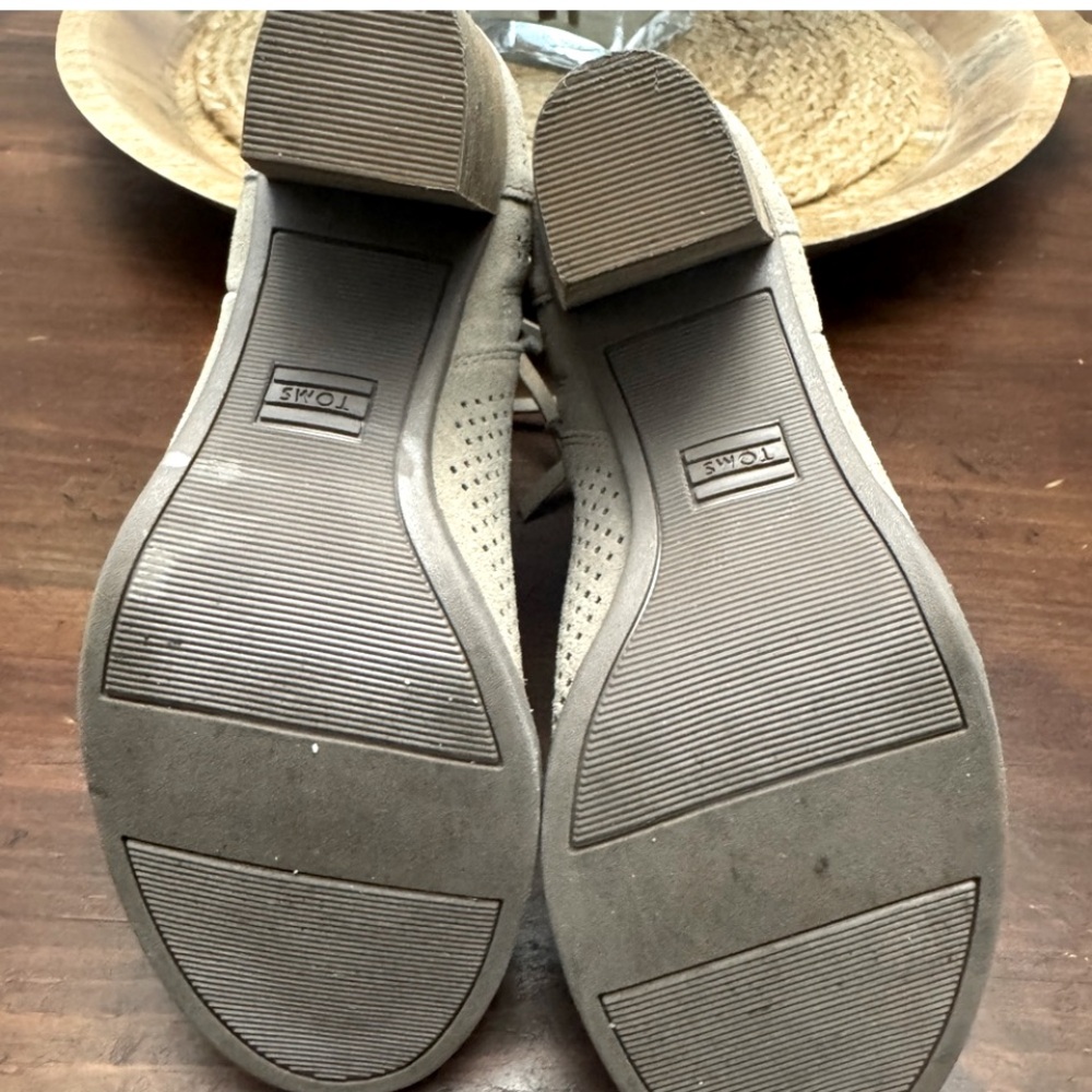 TOMS Suede Heeled Ankle Boots Open Toe Taupe Tan Gray Size 8 Perforated Bohemian - Picture 7 of 11